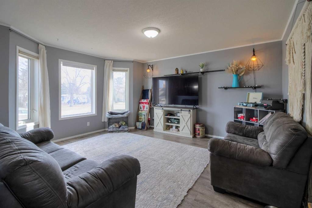 2010 15 Street, Coaldale, AB - Indoor Photo Showing Living Room