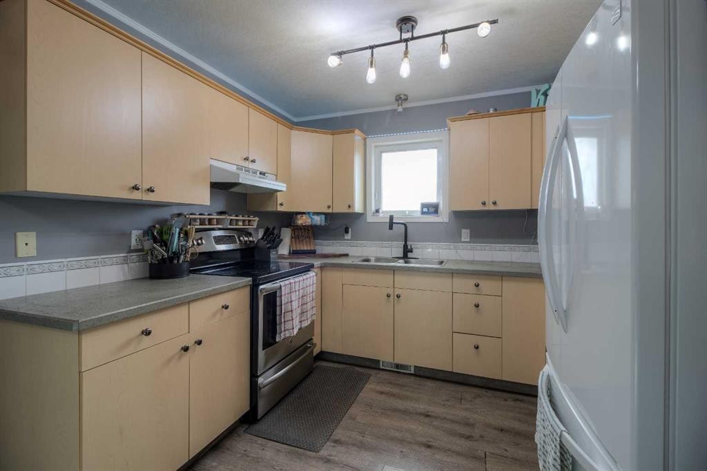 2010 15 Street, Coaldale, AB - Indoor Photo Showing Kitchen