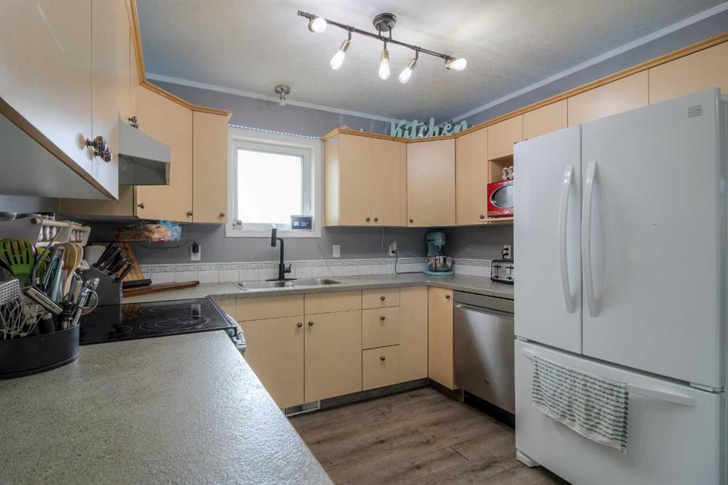 2010 15 Street, Coaldale, AB - Indoor Photo Showing Kitchen