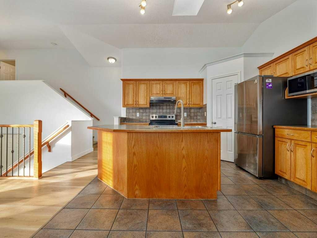 468 Heritage Boulevard West, Lethbridge, AB - Indoor Photo Showing Kitchen