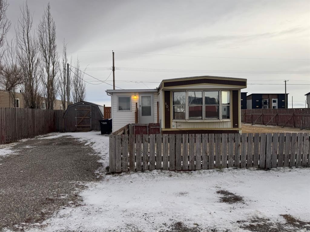 404 10 St, Fort Macleod, AB - Outdoor