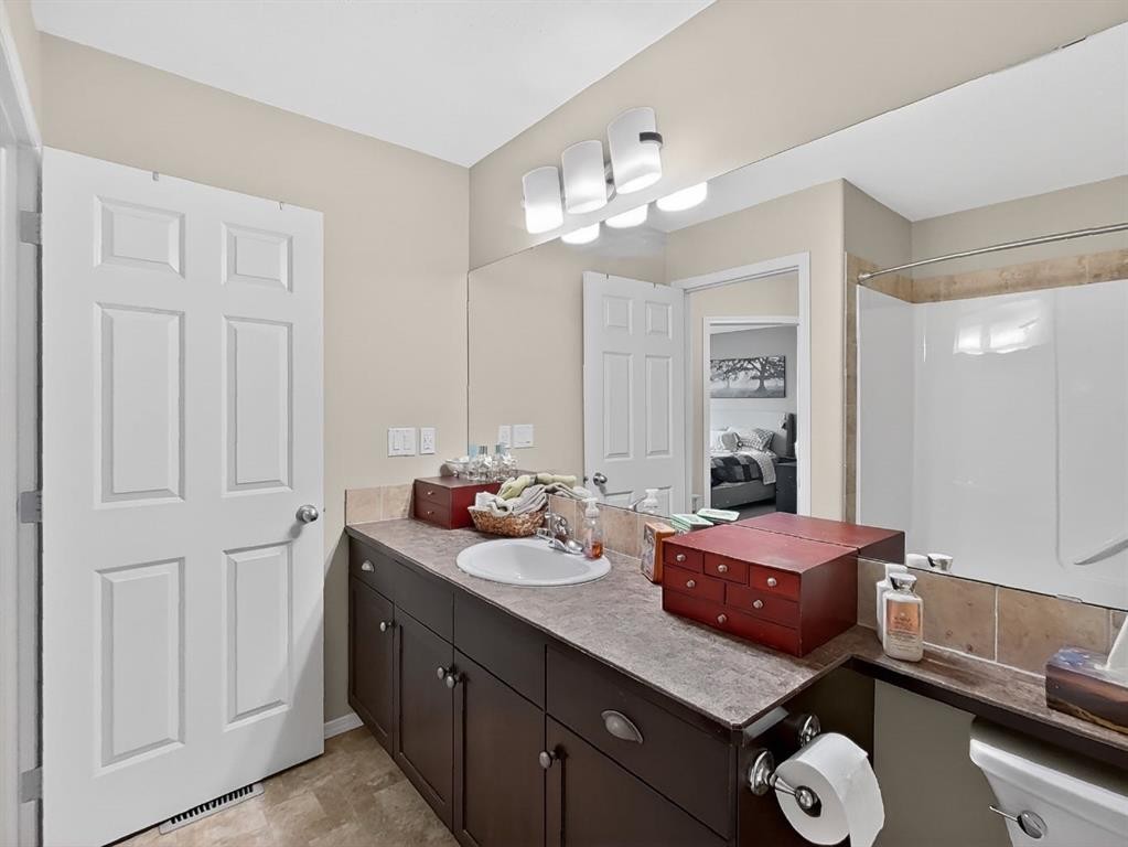 645 Silkstone Point West, Lethbridge, AB - Indoor Photo Showing Bathroom