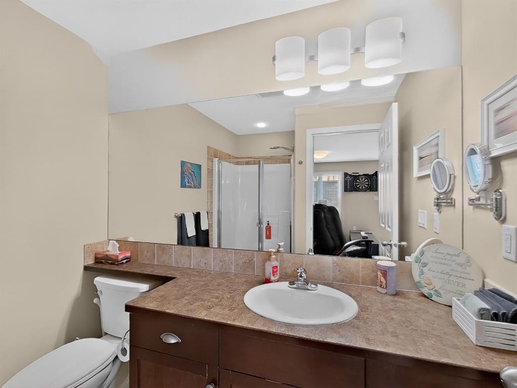 645 Silkstone Point West, Lethbridge, AB - Indoor Photo Showing Bathroom