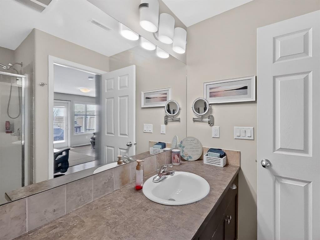 645 Silkstone Point West, Lethbridge, AB - Indoor Photo Showing Bathroom