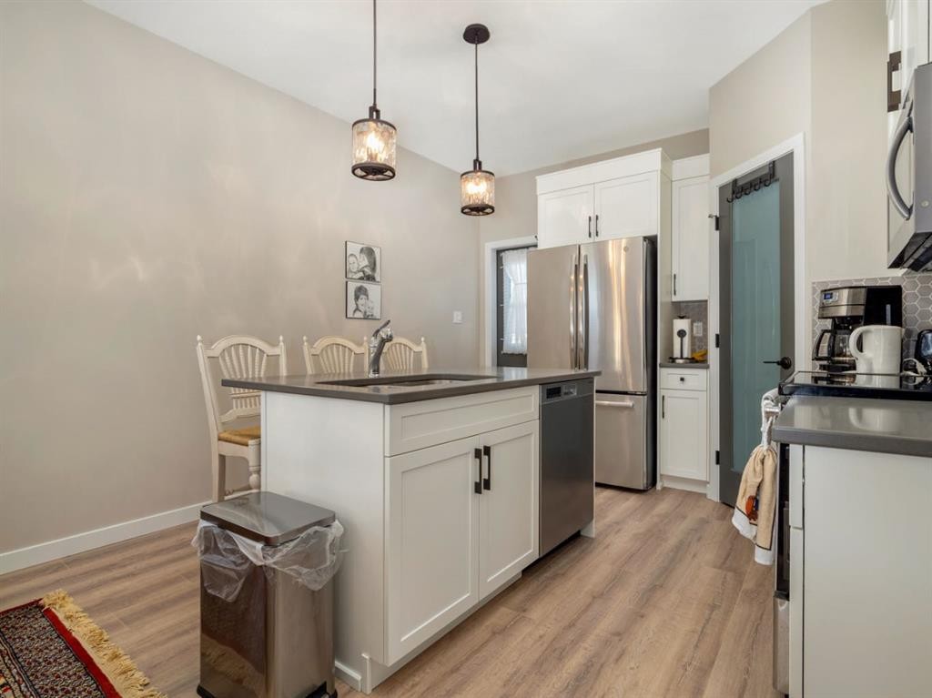 842 Greywolf Run North, Lethbridge, AB - Indoor Photo Showing Kitchen
