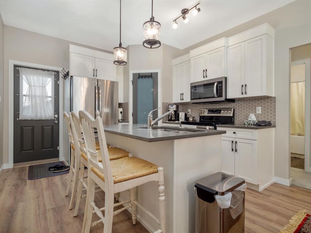 842 Greywolf Run North, Lethbridge, AB - Indoor Photo Showing Kitchen With Double Sink With Upgraded Kitchen