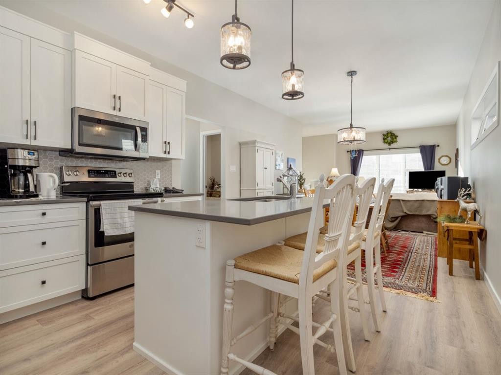 842 Greywolf Run North, Lethbridge, AB - Indoor Photo Showing Kitchen