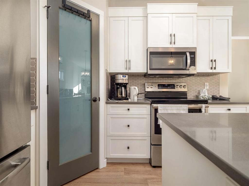 842 Greywolf Run North, Lethbridge, AB - Indoor Photo Showing Kitchen With Upgraded Kitchen