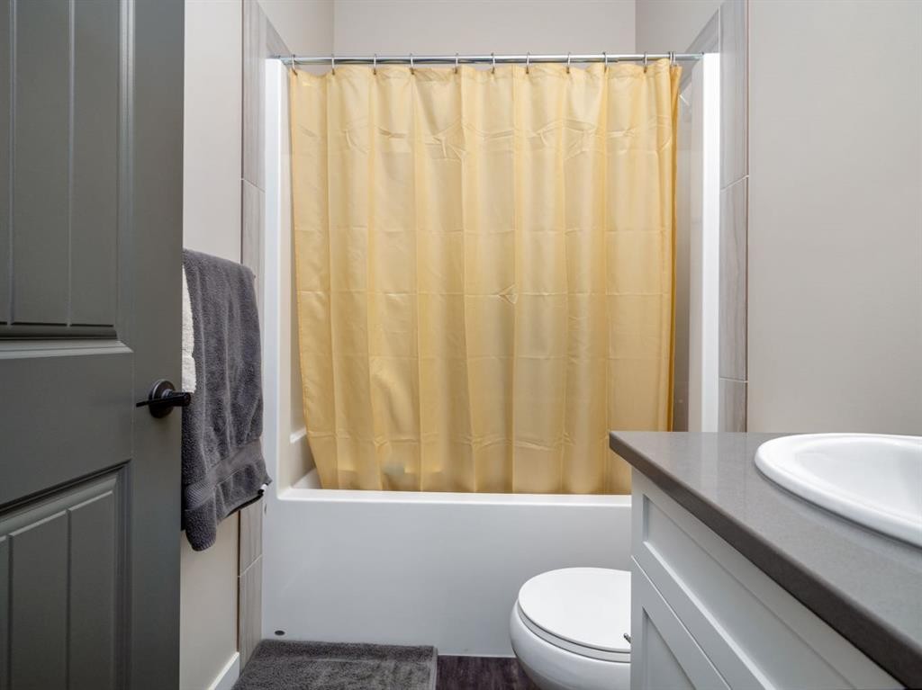 842 Greywolf Run North, Lethbridge, AB - Indoor Photo Showing Bathroom