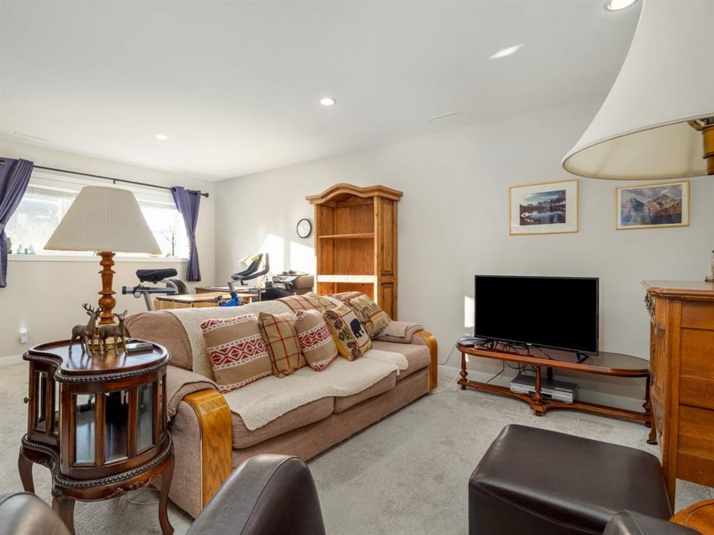 842 Greywolf Run North, Lethbridge, AB - Indoor Photo Showing Living Room