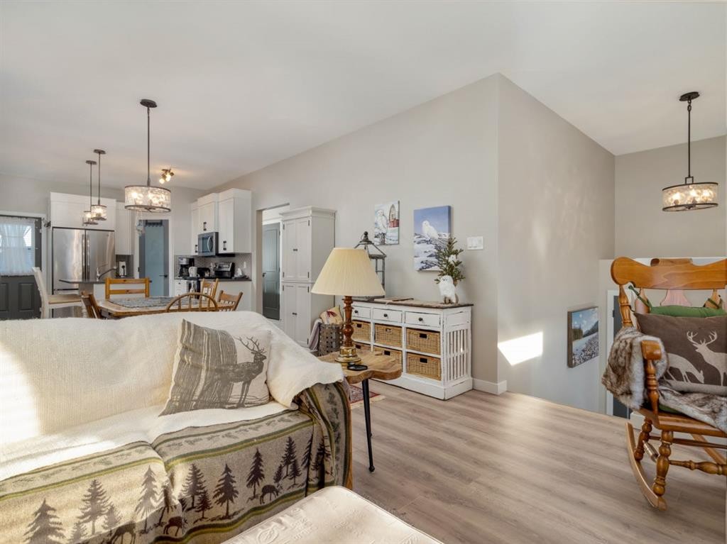 842 Greywolf Run North, Lethbridge, AB - Indoor Photo Showing Living Room