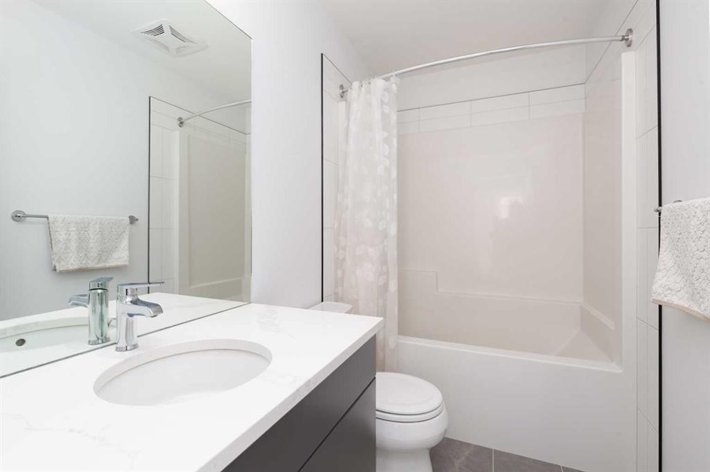 308 Grassland Boulevard West, Lethbridge, AB - Indoor Photo Showing Bathroom