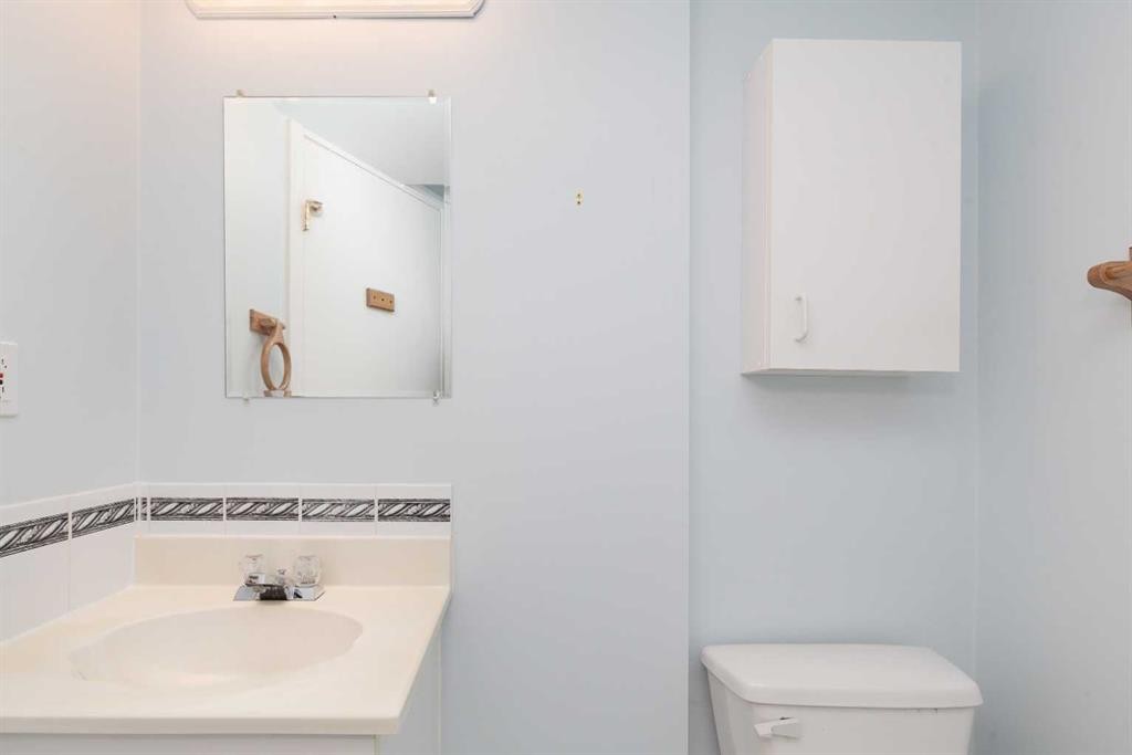 209 Mt Blakiston Road West, Lethbridge, AB - Indoor Photo Showing Bathroom