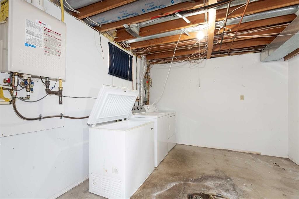 209 Mt Blakiston Road West, Lethbridge, AB - Indoor Photo Showing Laundry Room