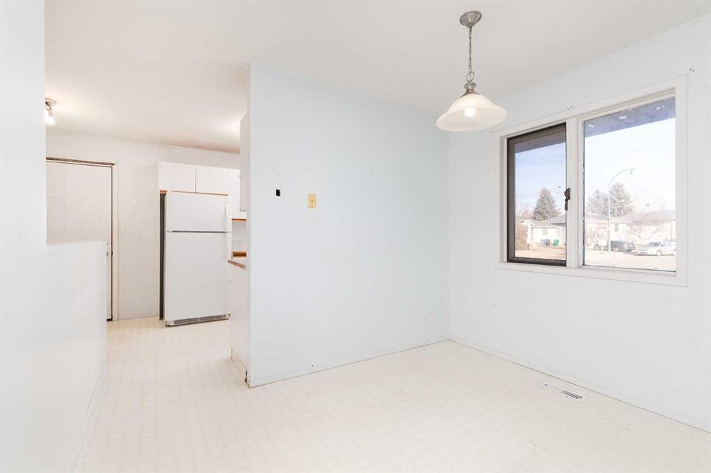 209 Mt Blakiston Road West, Lethbridge, AB - Indoor Photo Showing Other Room