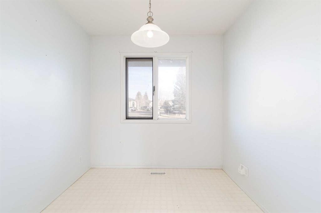 209 Mt Blakiston Road West, Lethbridge, AB - Indoor Photo Showing Other Room