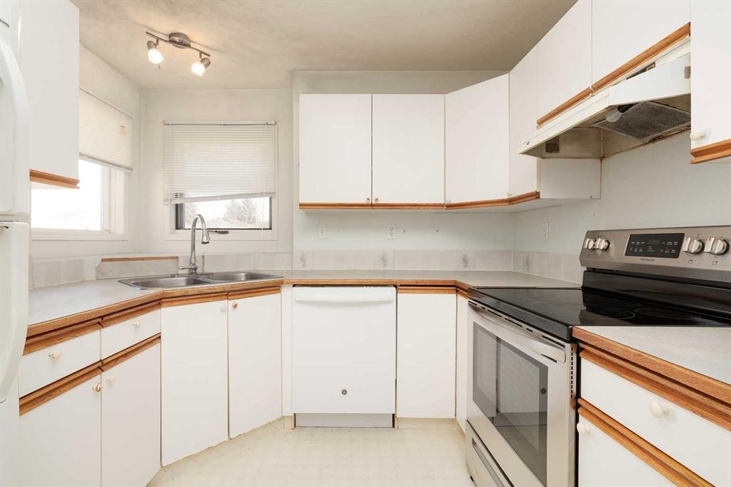 209 Mt Blakiston Road West, Lethbridge, AB - Indoor Photo Showing Kitchen With Double Sink