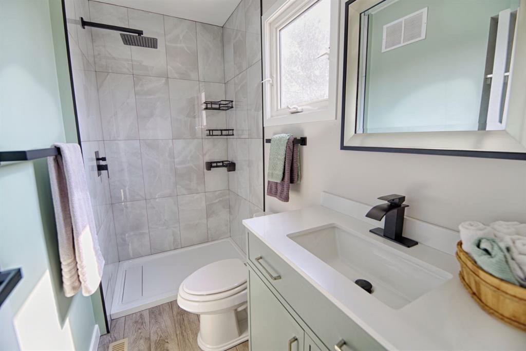 110 Ojibwa Road West, Lethbridge, AB - Indoor Photo Showing Bathroom