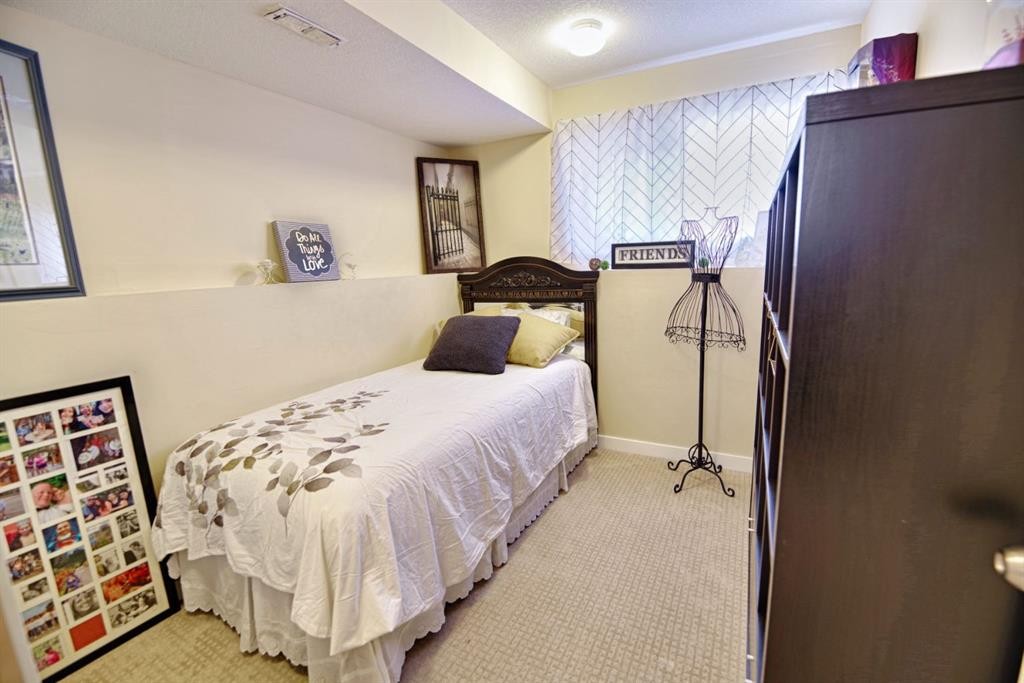110 Ojibwa Road West, Lethbridge, AB - Indoor Photo Showing Bedroom