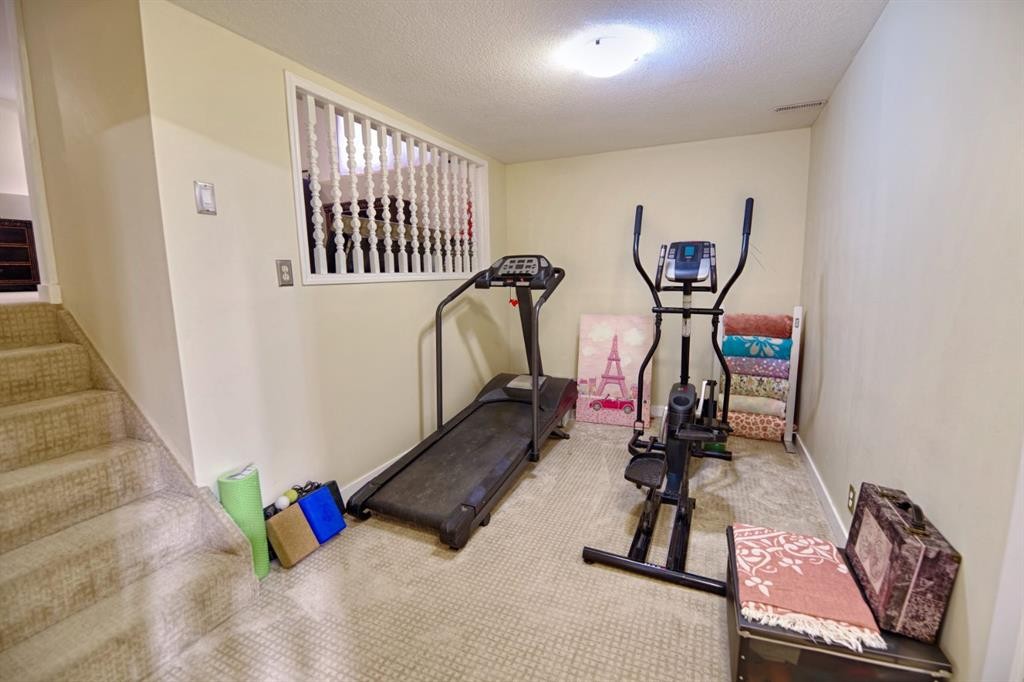 110 Ojibwa Road West, Lethbridge, AB - Indoor Photo Showing Gym Room