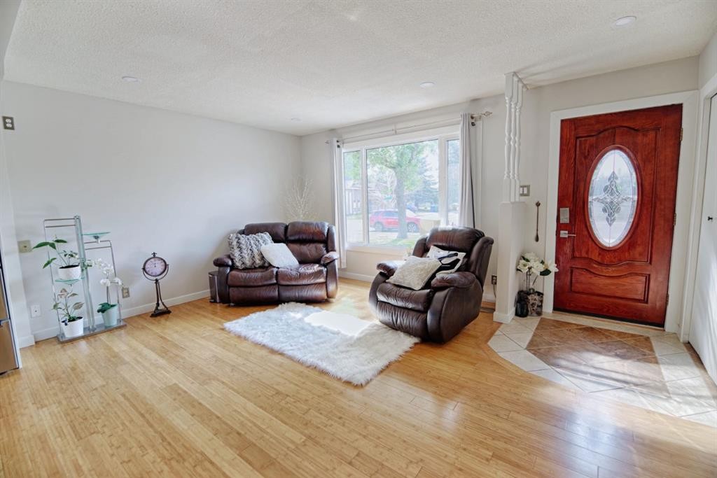 110 Ojibwa Road West, Lethbridge, AB - Indoor Photo Showing Living Room