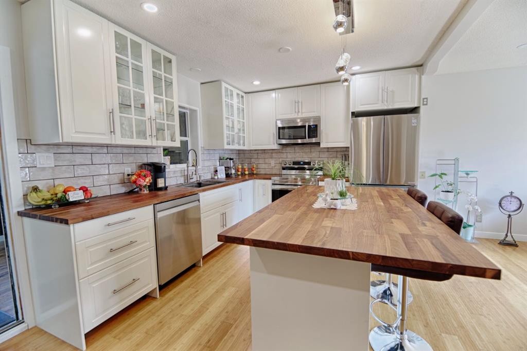 110 Ojibwa Road West, Lethbridge, AB - Indoor Photo Showing Kitchen With Double Sink With Upgraded Kitchen