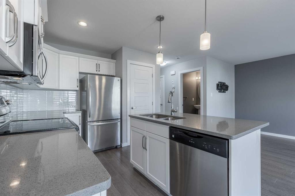 4-1202 Keystone Road West, Lethbridge, AB - Indoor Photo Showing Kitchen With Double Sink