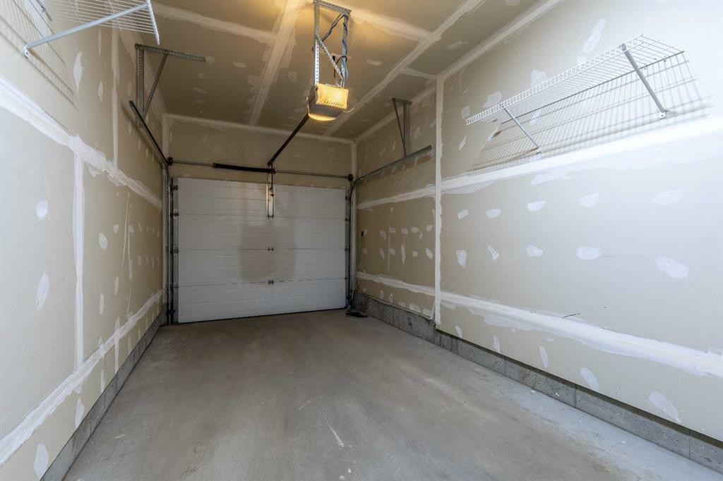4-1202 Keystone Road West, Lethbridge, AB - Indoor Photo Showing Garage