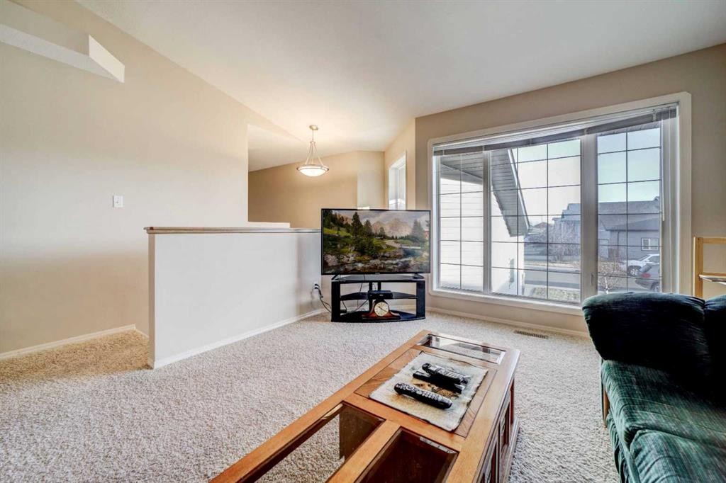 425 Edinburgh Road West, Lethbridge, AB - Indoor Photo Showing Living Room