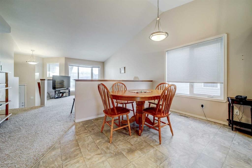 425 Edinburgh Road West, Lethbridge, AB - Indoor Photo Showing Dining Room