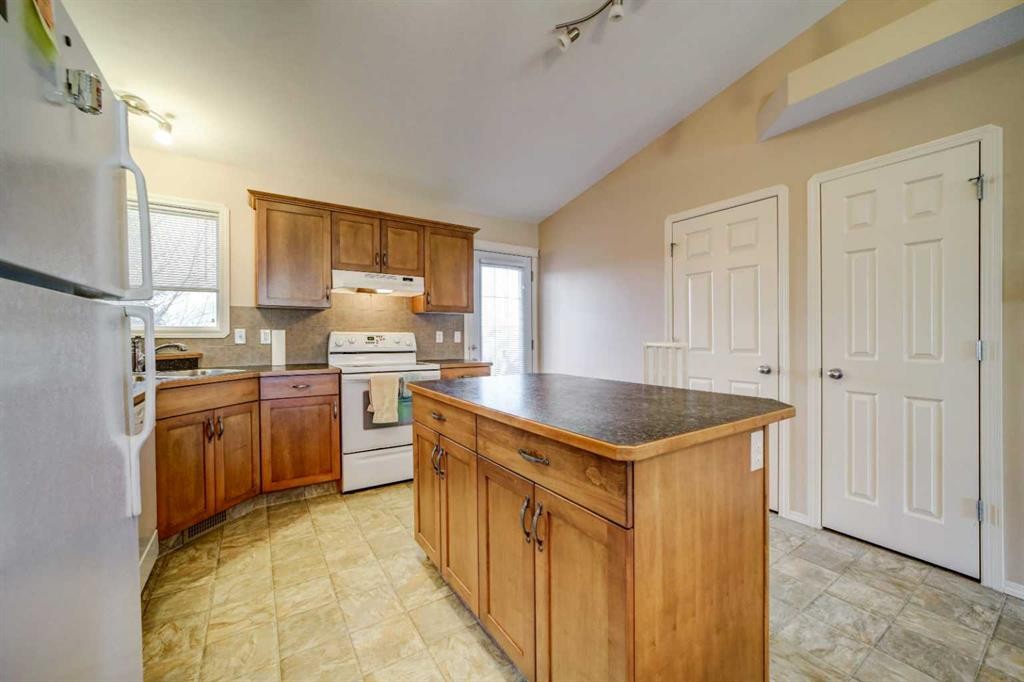 425 Edinburgh Road West, Lethbridge, AB - Indoor Photo Showing Kitchen