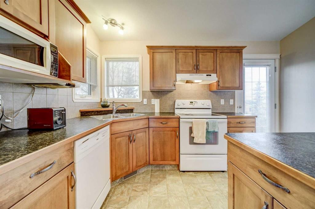 425 Edinburgh Road West, Lethbridge, AB - Indoor Photo Showing Kitchen With Double Sink