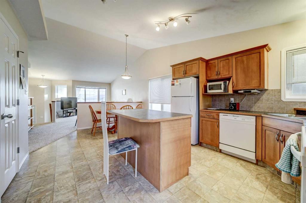 425 Edinburgh Road West, Lethbridge, AB - Indoor Photo Showing Kitchen