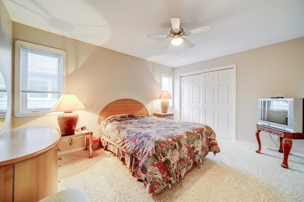 425 Edinburgh Road West, Lethbridge, AB - Indoor Photo Showing Bedroom