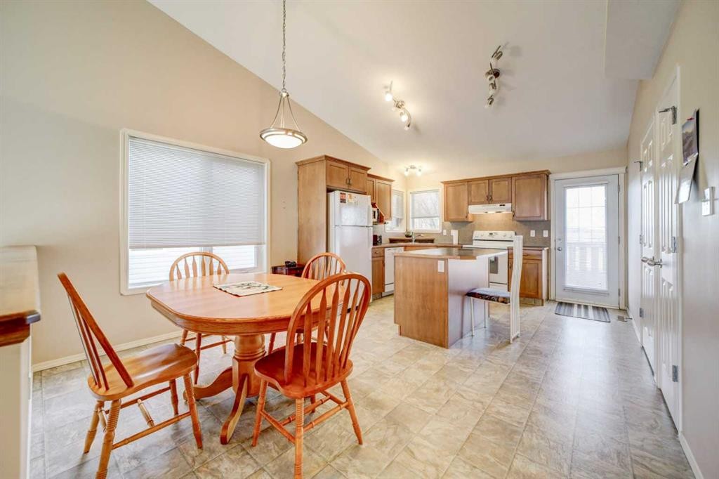 425 Edinburgh Road West, Lethbridge, AB - Indoor Photo Showing Dining Room