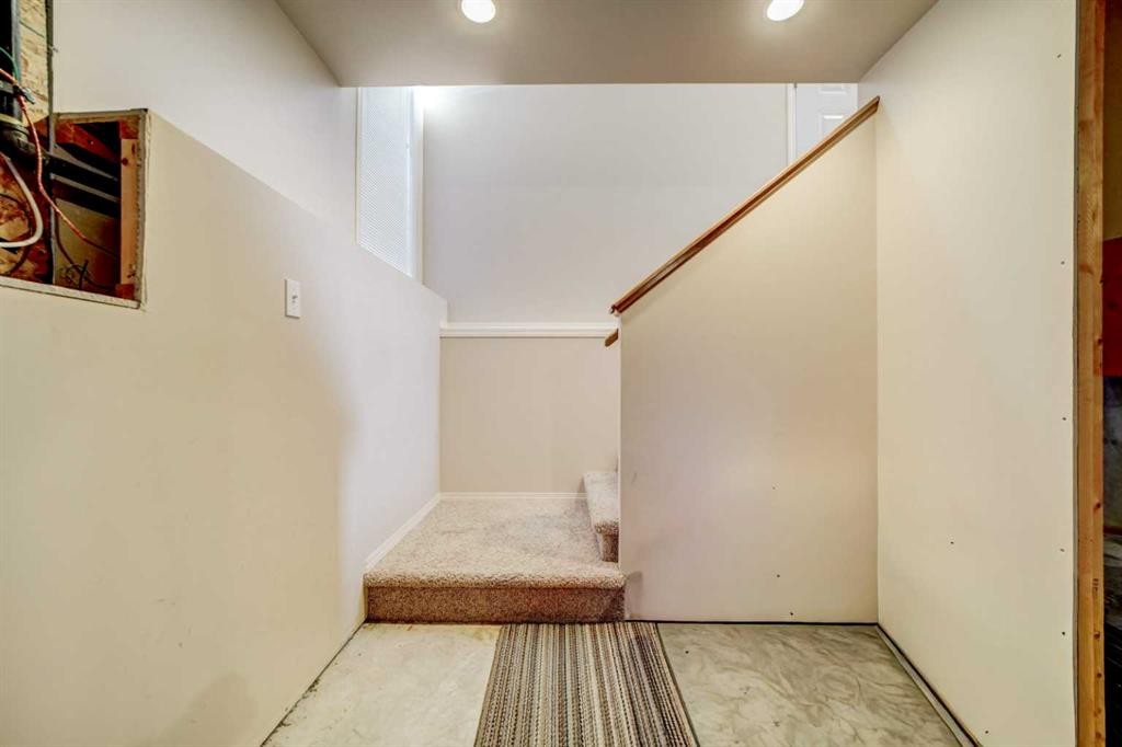 425 Edinburgh Road West, Lethbridge, AB - Indoor Photo Showing Other Room