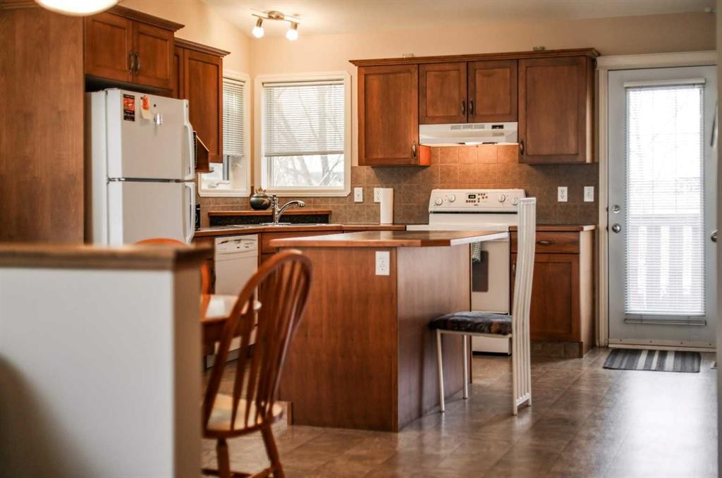 425 Edinburgh Road West, Lethbridge, AB - Indoor Photo Showing Kitchen