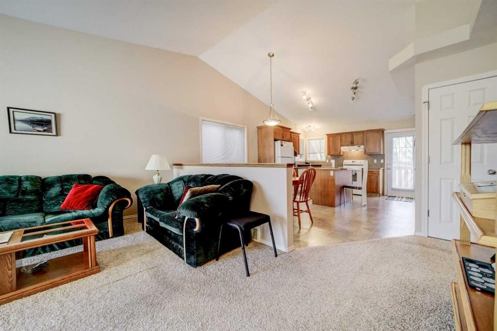425 Edinburgh Road West, Lethbridge, AB - Indoor Photo Showing Living Room