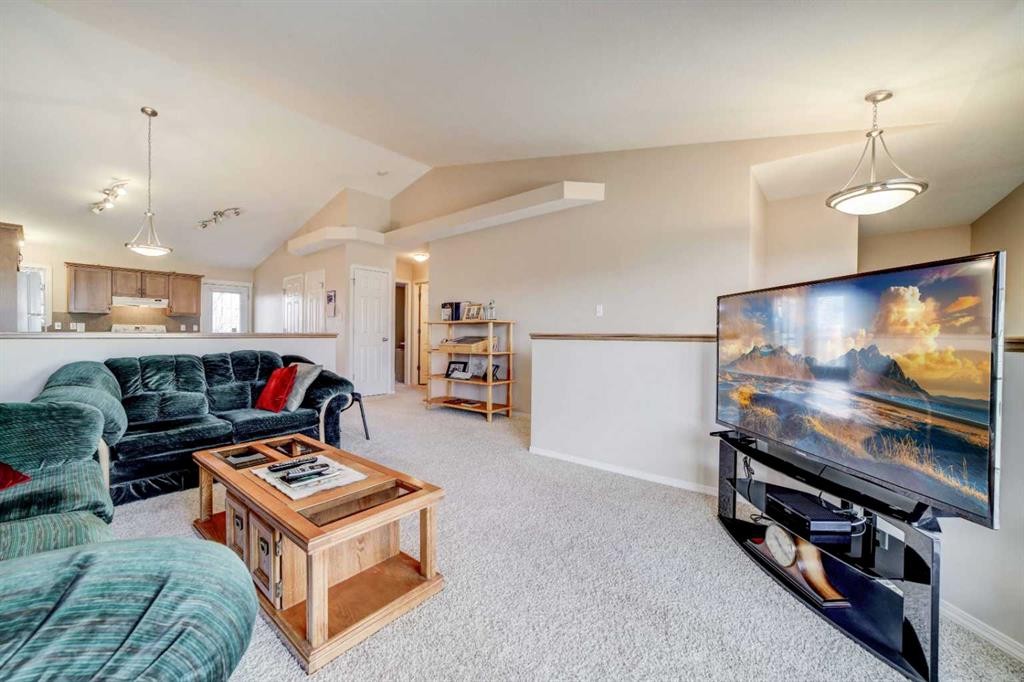425 Edinburgh Road West, Lethbridge, AB - Indoor Photo Showing Living Room