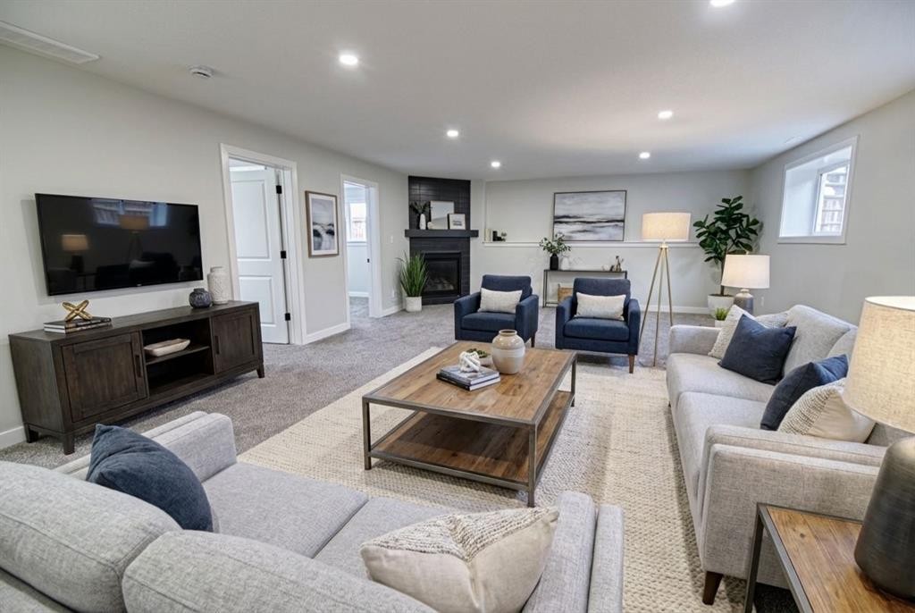 375 Skeena Crescent West, Lethbridge, AB - Indoor Photo Showing Living Room