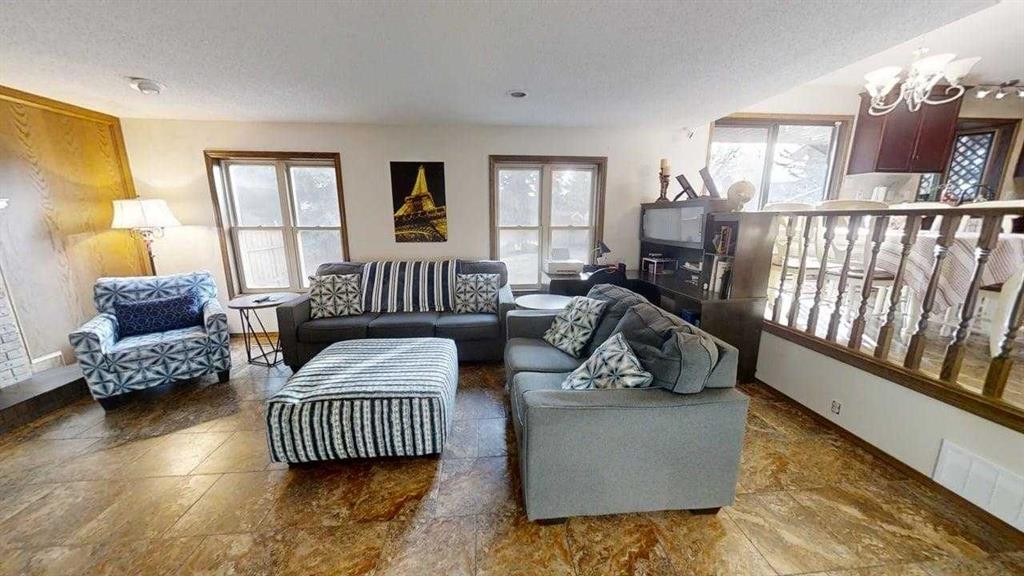 42 Ridgewood Boulevard West, Lethbridge, AB - Indoor Photo Showing Living Room
