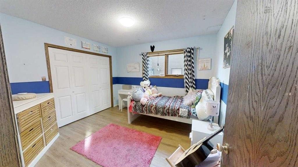 42 Ridgewood Boulevard West, Lethbridge, AB - Indoor Photo Showing Bedroom