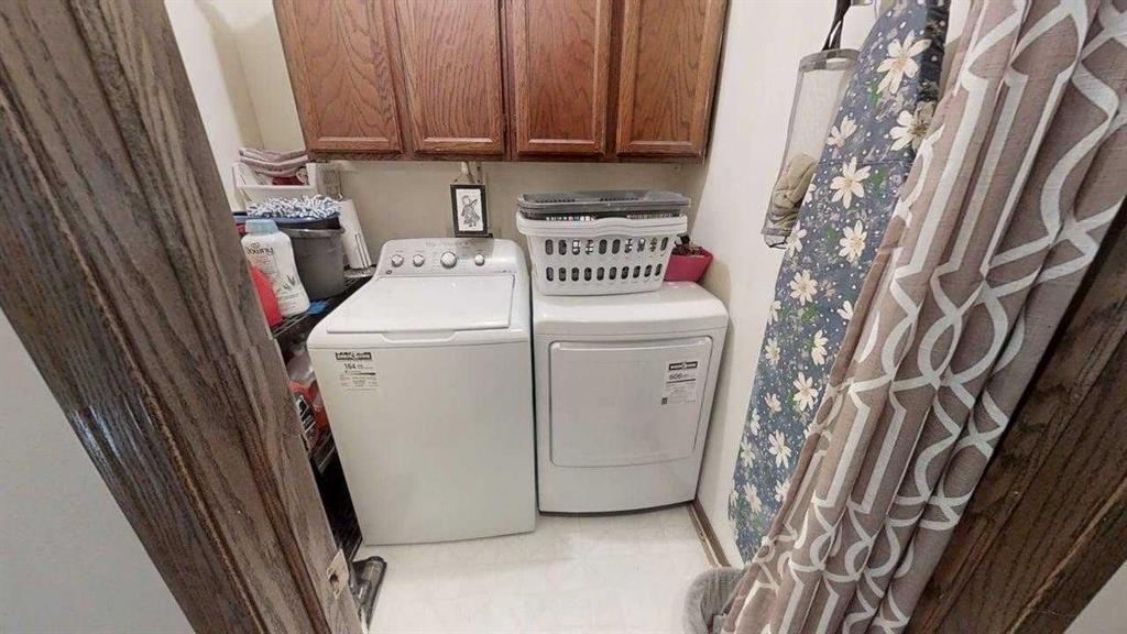 42 Ridgewood Boulevard West, Lethbridge, AB - Indoor Photo Showing Laundry Room