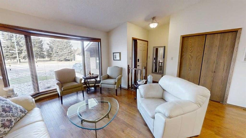 42 Ridgewood Boulevard West, Lethbridge, AB - Indoor Photo Showing Living Room