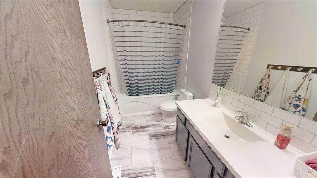 42 Ridgewood Boulevard West, Lethbridge, AB - Indoor Photo Showing Bathroom