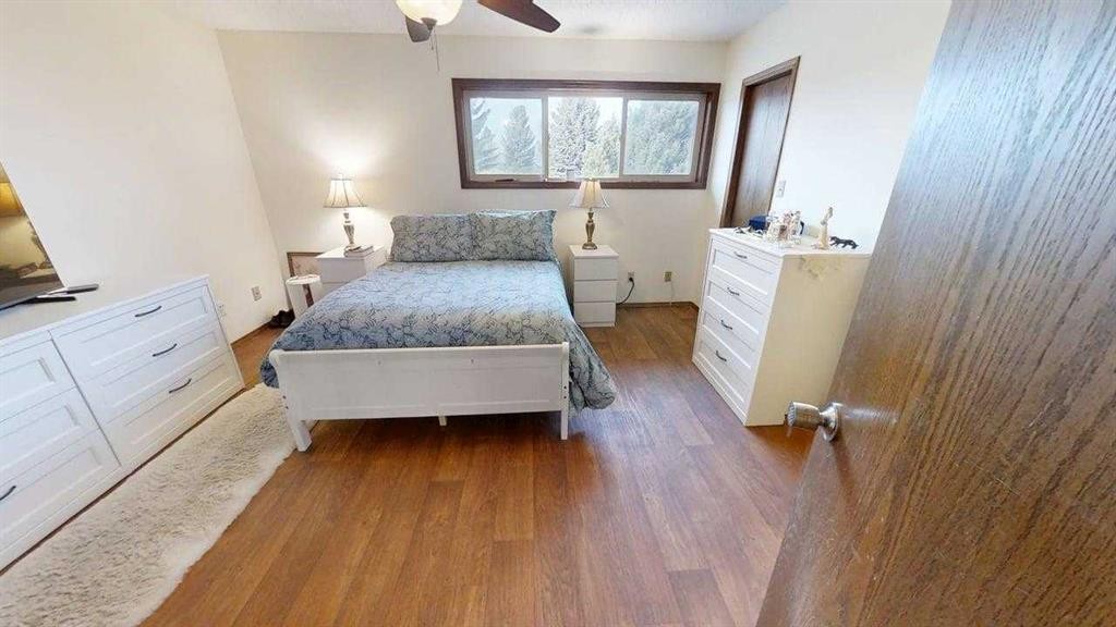 42 Ridgewood Boulevard West, Lethbridge, AB - Indoor Photo Showing Bedroom