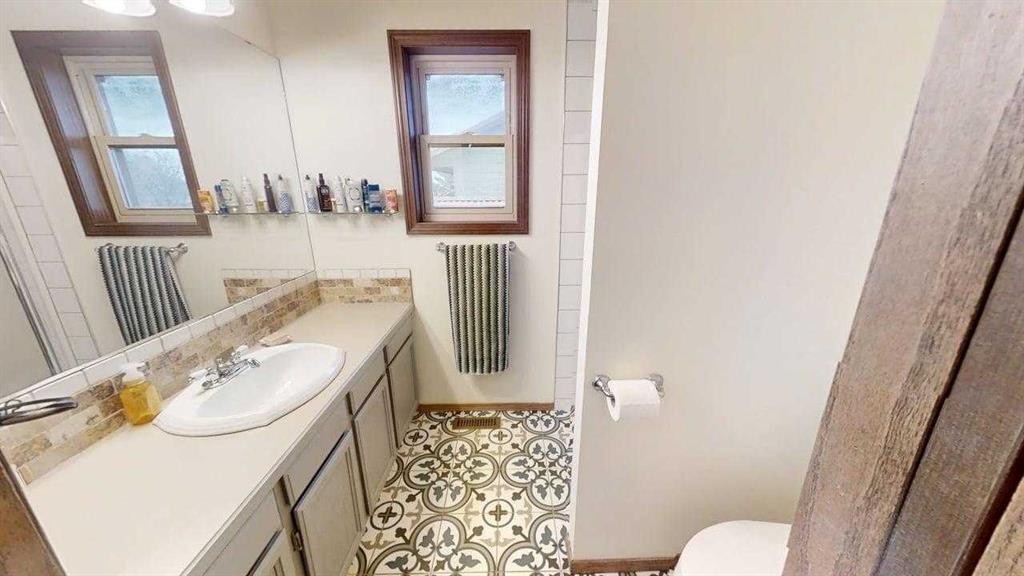 42 Ridgewood Boulevard West, Lethbridge, AB - Indoor Photo Showing Bathroom