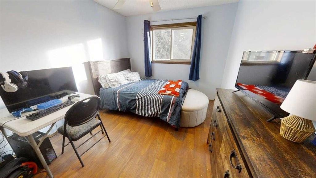 42 Ridgewood Boulevard West, Lethbridge, AB - Indoor Photo Showing Bedroom