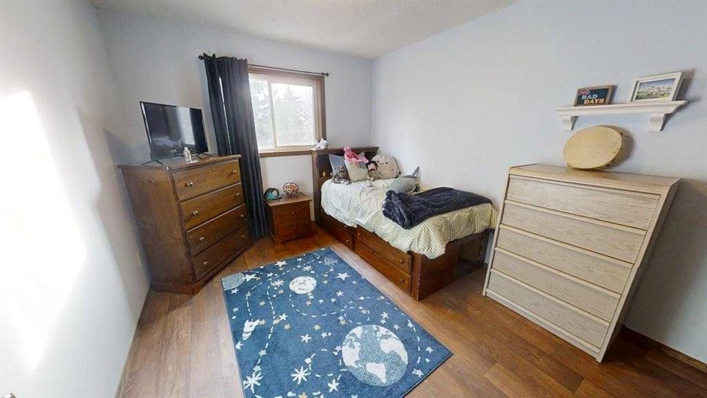 42 Ridgewood Boulevard West, Lethbridge, AB - Indoor Photo Showing Bedroom