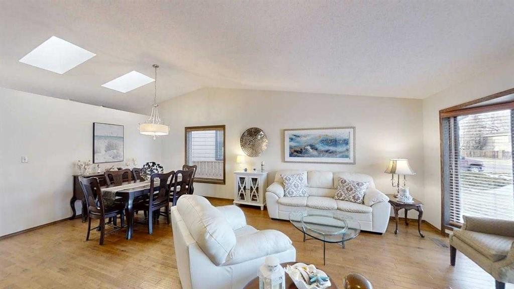 42 Ridgewood Boulevard West, Lethbridge, AB - Indoor Photo Showing Living Room